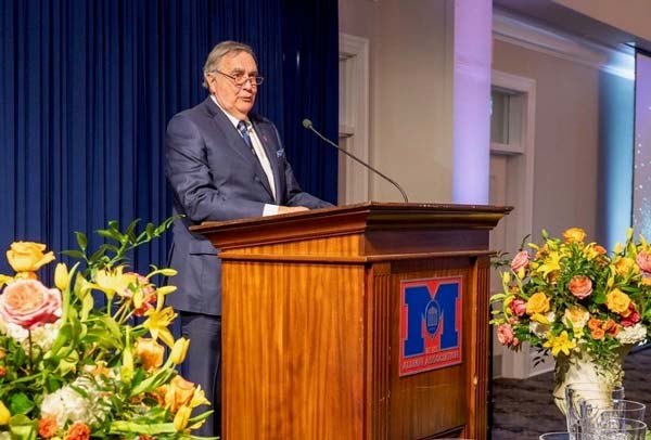 Swayze delivers his acceptance speech.