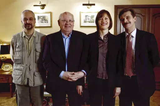 Associated Press staff members Sergei Fedotov, left, Lynn Berry and Vladimir Kondrashov, right, pose for a photo with Mikhail Gorbachev, second from left, on Nov. 27, 2008, after an interview at the Gorbachev Foundation in Moscow.(AP Photo/Alexander Zemlianichenko)