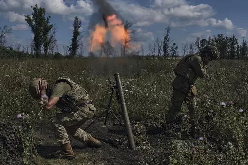 Ukrainian soldiers fire a mortar towards Russian positions at the front line, near Bakhmut, Donetsk region, Ukraine, Saturday, Aug. 12 2023. (AP photo/Libkos)